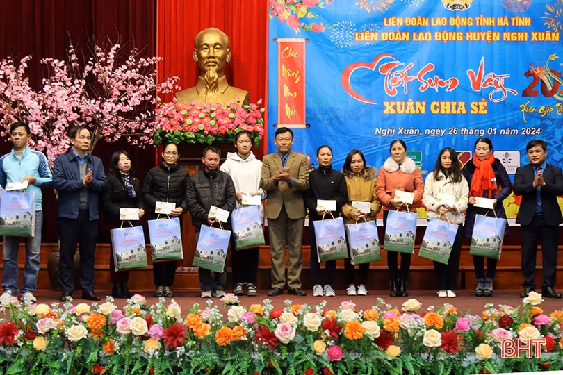 Ấm áp “Tết sum vầy - Xuân chia sẻ” cho người lao động tại các địa phương