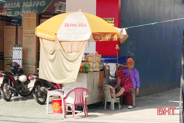 Người dân Hà Tĩnh vất vả chống chọi với nắng nóng gay gắt