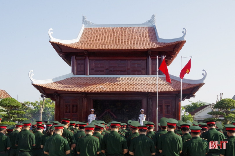 Cán bộ, chiến sỹ LLVT Hà Tĩnh dâng hương tưởng niệm Chủ tịch Hồ Chí Minh