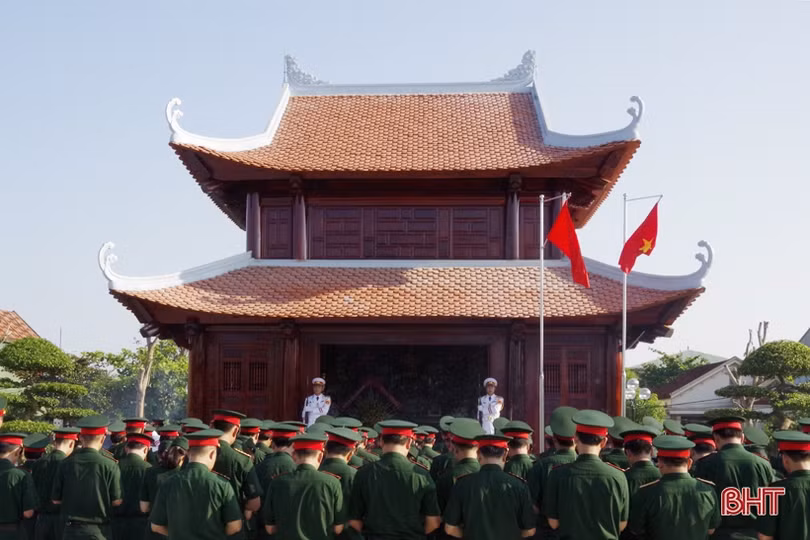 Cán bộ, chiến sỹ LLVT Hà Tĩnh dâng hương tưởng niệm Chủ tịch Hồ Chí Minh