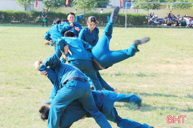 Xem chiến sỹ “sao vuông” trình diễn kỹ năng chiến đấu