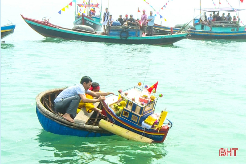 Tưng bừng vui hội cầu ngư - chèo cạn ở Cẩm Nhượng