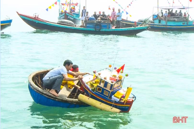 Tưng bừng vui hội cầu ngư - chèo cạn ở Cẩm Nhượng