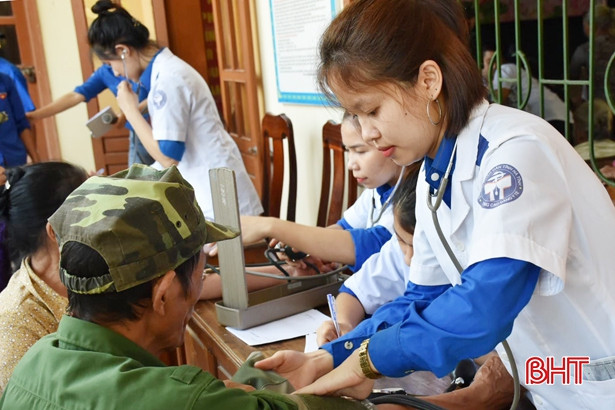 Thầy thuốc trẻ tình nguyện vì sức khỏe người nghèo Hương Khê