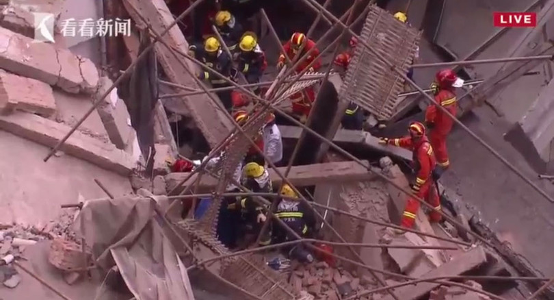 Hiện trường vụ sập nhà khiến 9 người mắc kẹt ở Thượng Hải, Trung Quốc