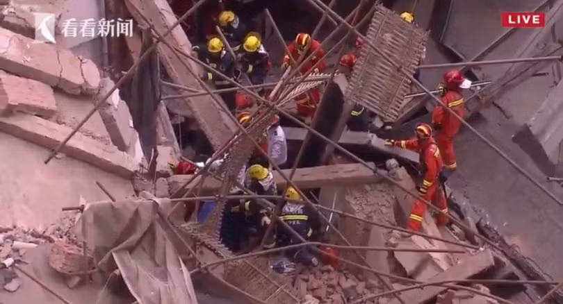 Hiện trường vụ sập nhà khiến 9 người mắc kẹt ở Thượng Hải, Trung Quốc