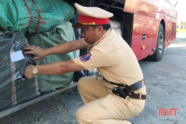 Phát hiện 2 xe khách chở gần 1,8 tấn quần áo, đường kính “lậu”