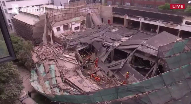 Hiện trường vụ sập nhà khiến 9 người mắc kẹt ở Thượng Hải, Trung Quốc