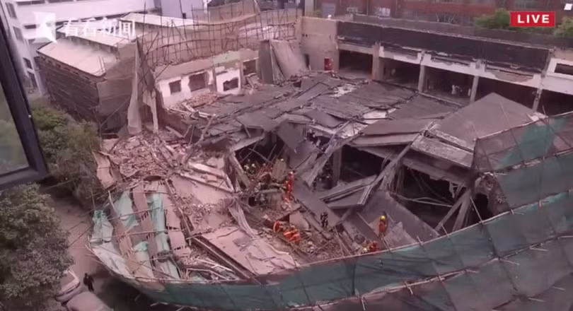 Hiện trường vụ sập nhà khiến 9 người mắc kẹt ở Thượng Hải, Trung Quốc