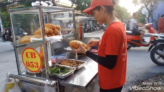 Khách Tây “choáng” với những kiểu lái xe “độc nhất vô nhị” ở Việt Nam