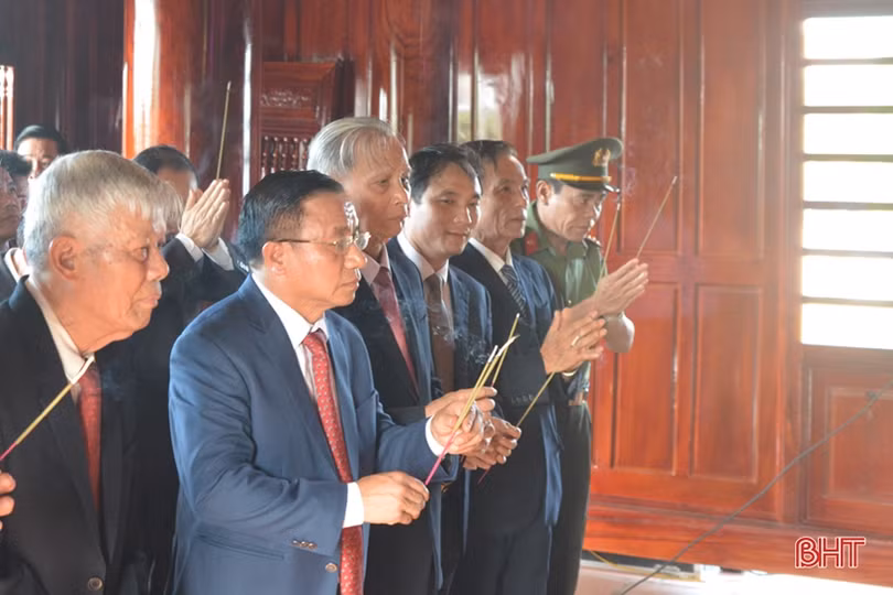 Hà Tĩnh trang trọng tổ chức lễ báo công với Bác Hồ