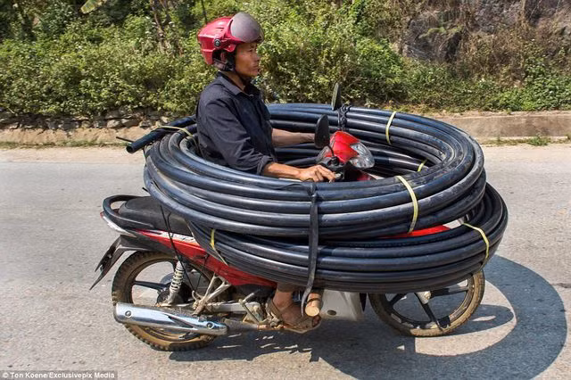 Khách Tây “choáng” với những kiểu lái xe “độc nhất vô nhị” ở Việt Nam