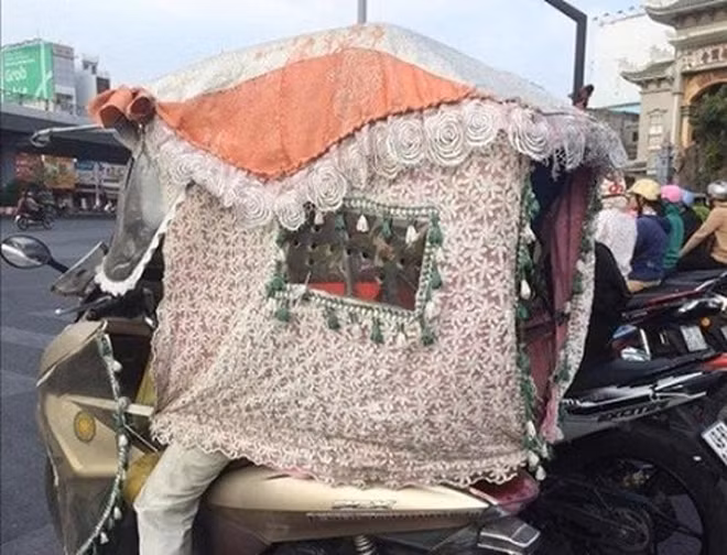 Mặc gì ra đường giữa tiết trời nắng 40 độ?