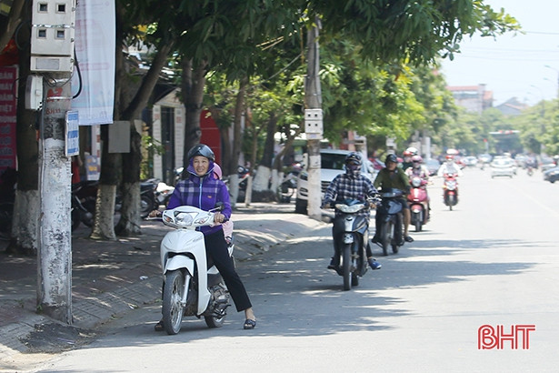 Người dân Hà Tĩnh vất vả chống chọi với nắng nóng gay gắt