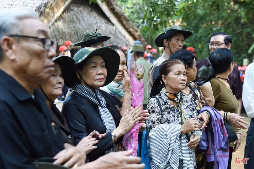 Thấy bóng Người trong vóc dáng quê hương