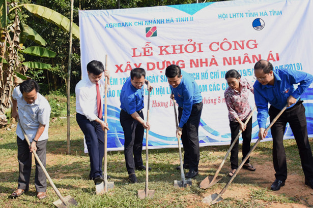 Thầy thuốc trẻ tình nguyện vì sức khỏe người nghèo Hương Khê