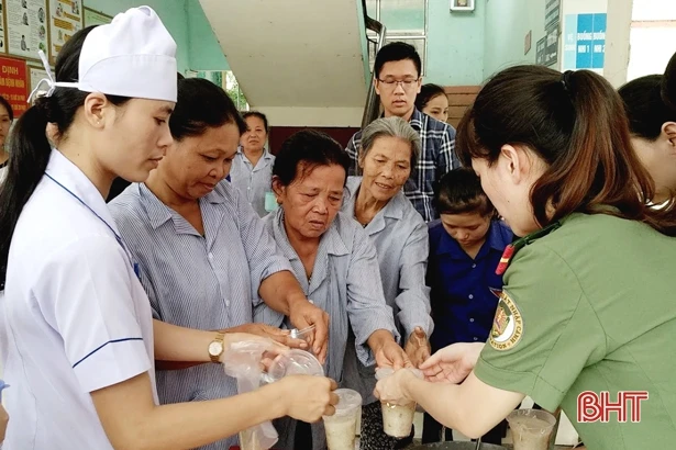 Bác sỹ trẻ hết lòng với bệnh nhân, say mê công việc