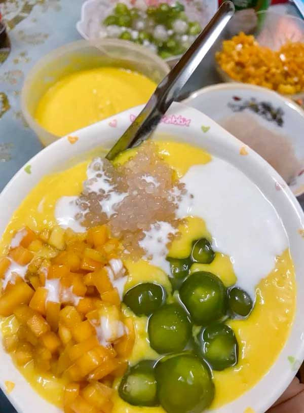 Hướng dẫn cách làm chè xoài chân trâu lá dứa hình ảnh 6 Nắng nóng, đổi món với chè xoài trân châu lá dứa