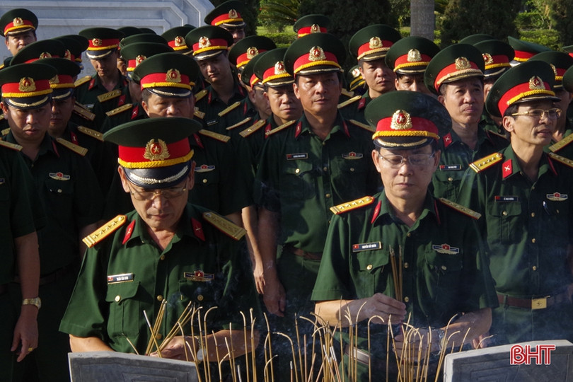 Cán bộ, chiến sỹ LLVT Hà Tĩnh dâng hương tưởng niệm Chủ tịch Hồ Chí Minh