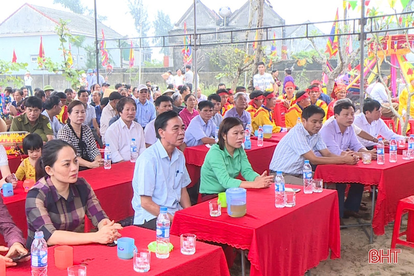 Tưng bừng vui hội cầu ngư - chèo cạn ở Cẩm Nhượng