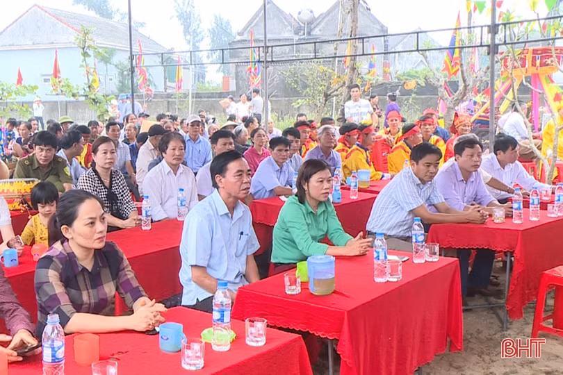 Tưng bừng vui hội cầu ngư - chèo cạn ở Cẩm Nhượng