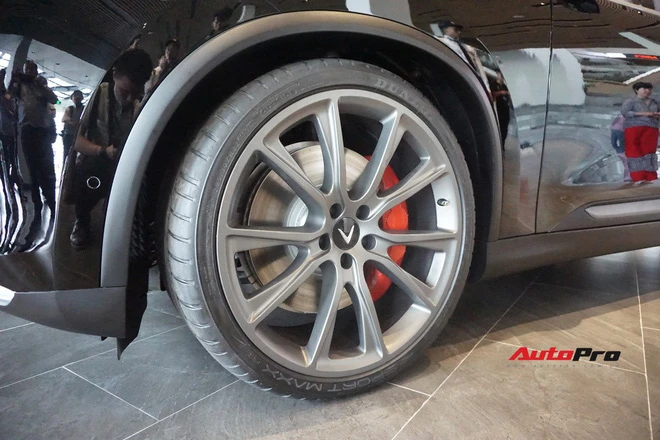 Khám phá chi tiết Lux V8 - SUV mạnh nhất của VinFast không phải ai cũng mua được