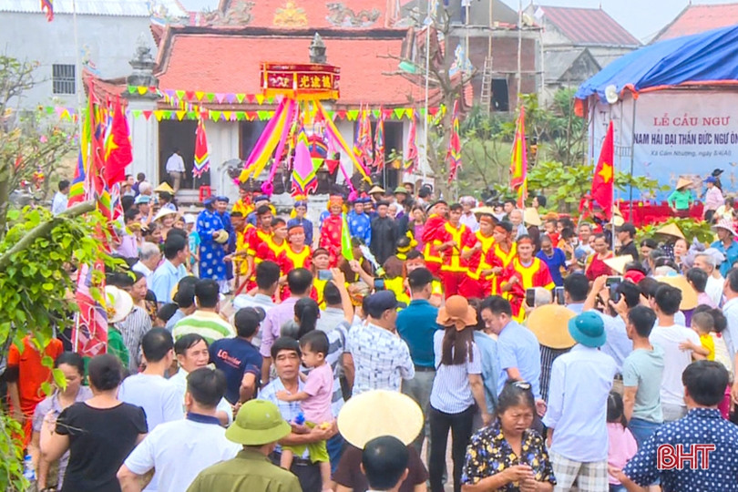 Tưng bừng vui hội cầu ngư - chèo cạn ở Cẩm Nhượng