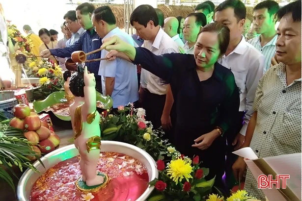 Hàng ngàn tăng ni, phật tử dự Đại lễ Phật đản tại chùa Tượng Sơn