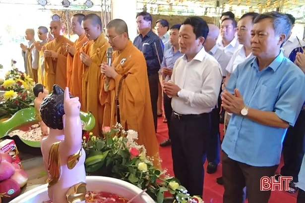 Hàng ngàn tăng ni, phật tử dự Đại lễ Phật đản tại chùa Tượng Sơn