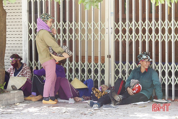 Người dân Hà Tĩnh vất vả chống chọi với nắng nóng gay gắt