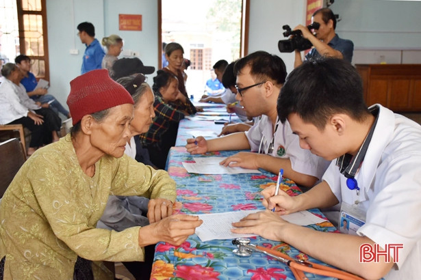 Thầy thuốc trẻ tình nguyện vì sức khỏe người nghèo Hương Khê