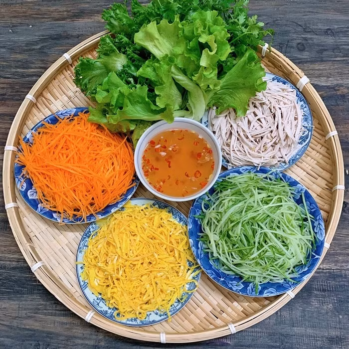 Nắng lên làm gỏi cuốn tôm thịt thơm bùi dễ ăn, cả nhà khen nức nở