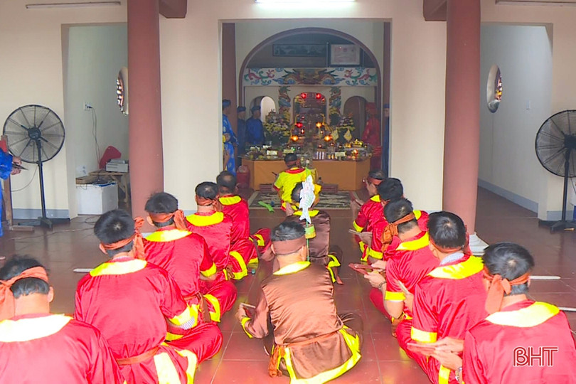 Tưng bừng vui hội cầu ngư - chèo cạn ở Cẩm Nhượng