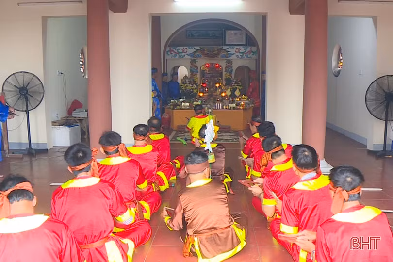 Tưng bừng vui hội cầu ngư - chèo cạn ở Cẩm Nhượng