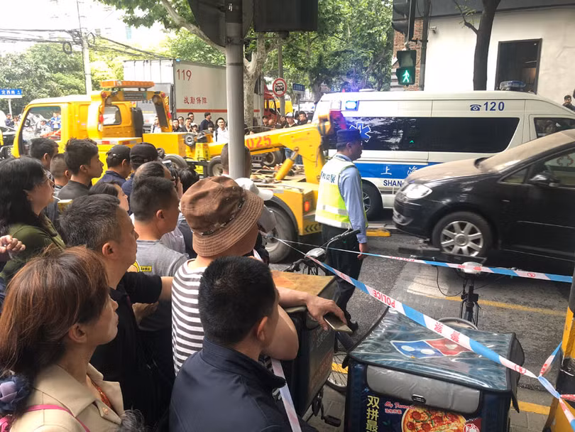 Hiện trường vụ sập nhà khiến 9 người mắc kẹt ở Thượng Hải, Trung Quốc