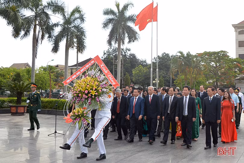 Hà Tĩnh trang trọng tổ chức lễ báo công với Bác Hồ