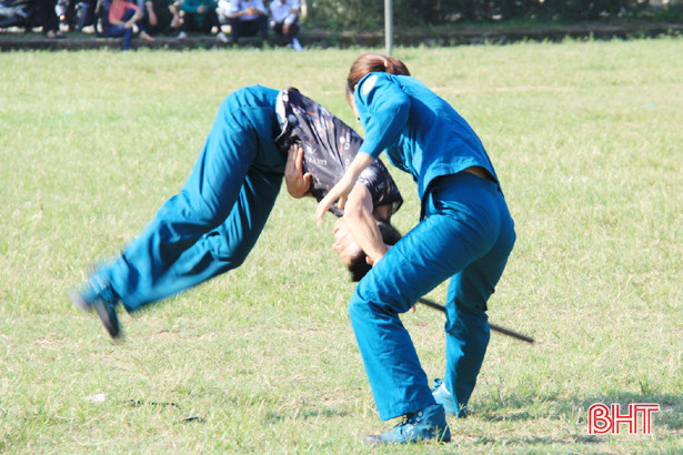 Xem chiến sỹ “sao vuông” trình diễn kỹ năng chiến đấu