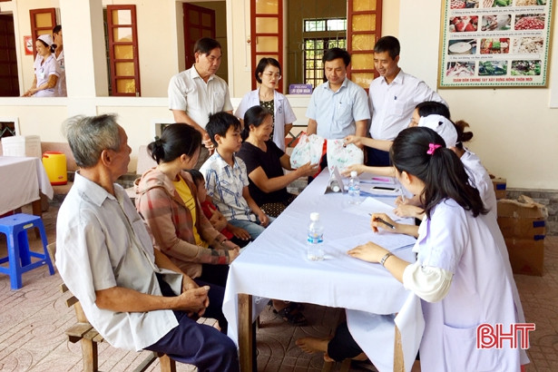 Hơn 200 người dân Sơn Kim 1 được khám, cấp thuốc miễn phí