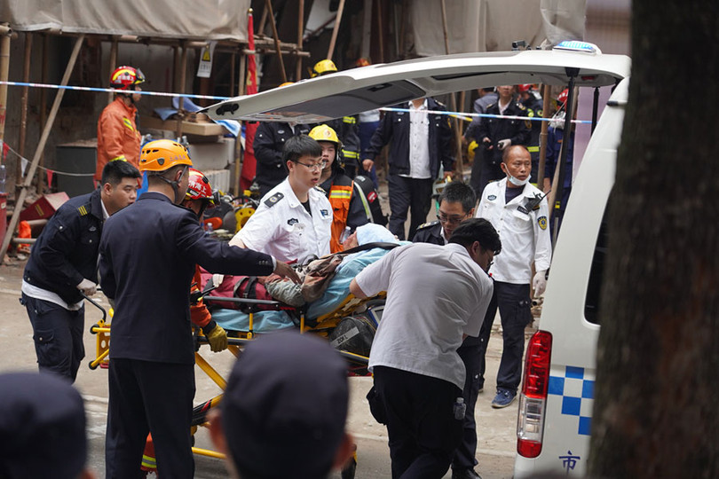 Hiện trường vụ sập nhà khiến 9 người mắc kẹt ở Thượng Hải, Trung Quốc