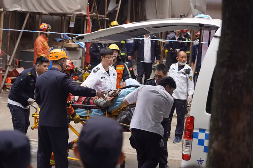 Hiện trường vụ sập nhà khiến 9 người mắc kẹt ở Thượng Hải, Trung Quốc