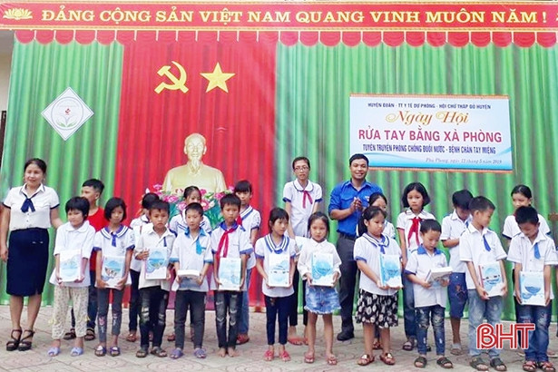 350 trẻ em huyện miền núi Hà Tĩnh trải nghiệm rửa tay bằng xà phòng