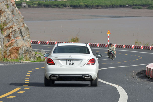 Đánh giá Mercedes-Benz C200 Exclusive 2019 giá 1,709 tỷ đồng