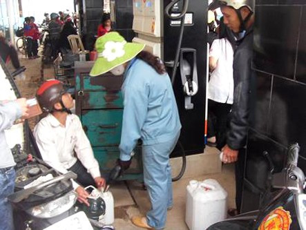 ... khiến QL1A đoạn trước Cửa hàng xăng dầu Tp Hà Tĩnh bị ùn tắc Nhân viên bán xăng làm việc hết công suất nhưng vẫn không đáp ứng kịp nhu cầu của khách hàng