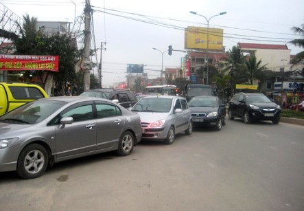 ... khiến QL1A đoạn trước Cửa hàng xăng dầu Tp Hà Tĩnh bị ùn tắc Nhân viên bán xăng làm việc hết công suất nhưng vẫn không đáp ứng kịp nhu cầu của khách hàng