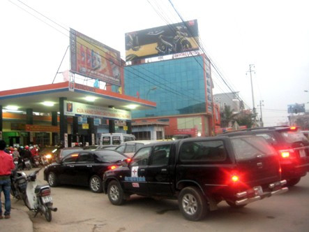 Dân đổ xô đi mua xăng vì tin đồn xăng dầu tăng giá ảnh 4