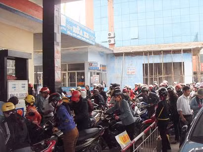 Người dân chen lấn mua xăng tại Cửa hàng xăng dầu Tp. Hà Tĩnh