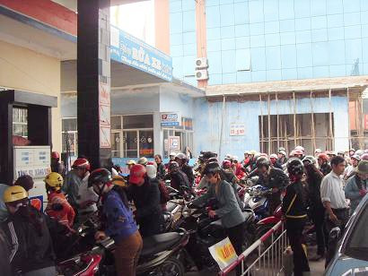 Người dân chen lấn mua xăng tại Cửa hàng xăng dầu Tp. Hà Tĩnh
