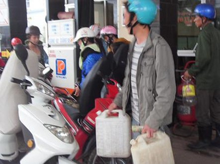 Dân đổ xô đi mua xăng vì tin đồn xăng dầu tăng giá ảnh 2