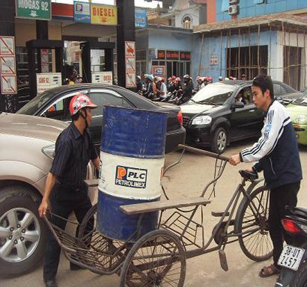 ... thậm chí dùng cả thùng phi cỡ lớn để mua xăng về dự trữ