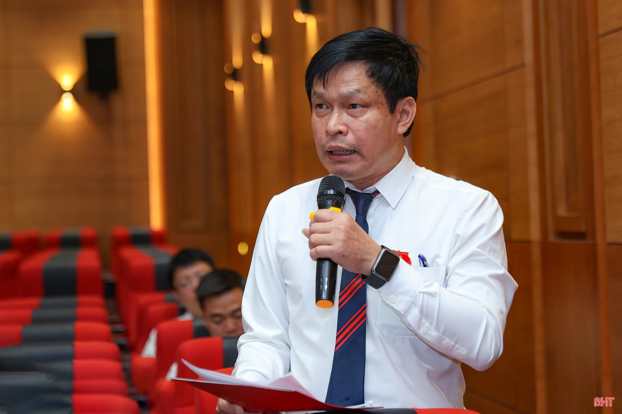 Đại biểu Phạm Nghĩa - Phó Trưởng ban Pháp chế, HĐND tỉnh phát biểu thảo luận.